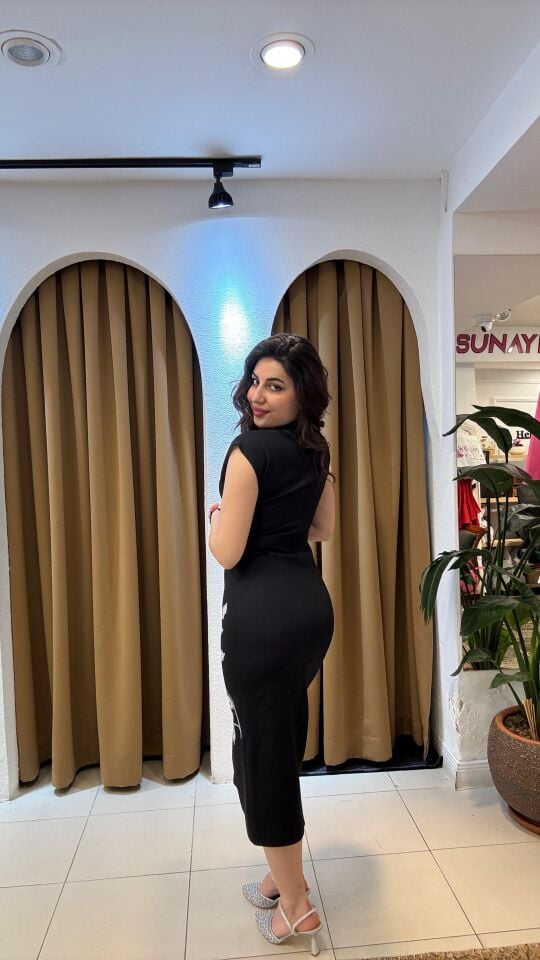 SİYAH ÇİÇEK DESENLİ YIRTMAÇLI ELBİSE