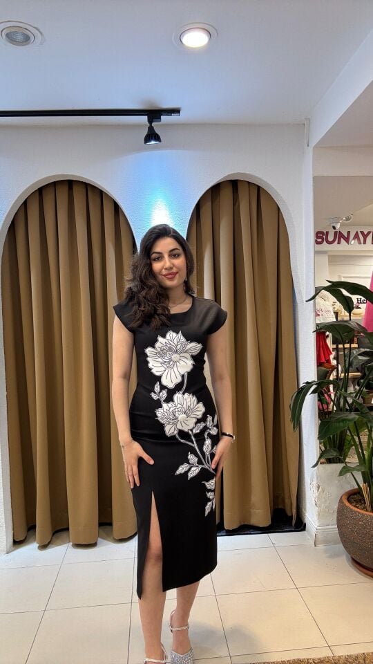 SİYAH ÇİÇEK DESENLİ YIRTMAÇLI ELBİSE