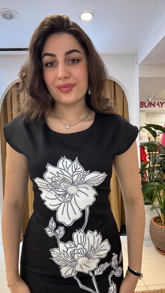 SİYAH ÇİÇEK DESENLİ YIRTMAÇLI ELBİSE