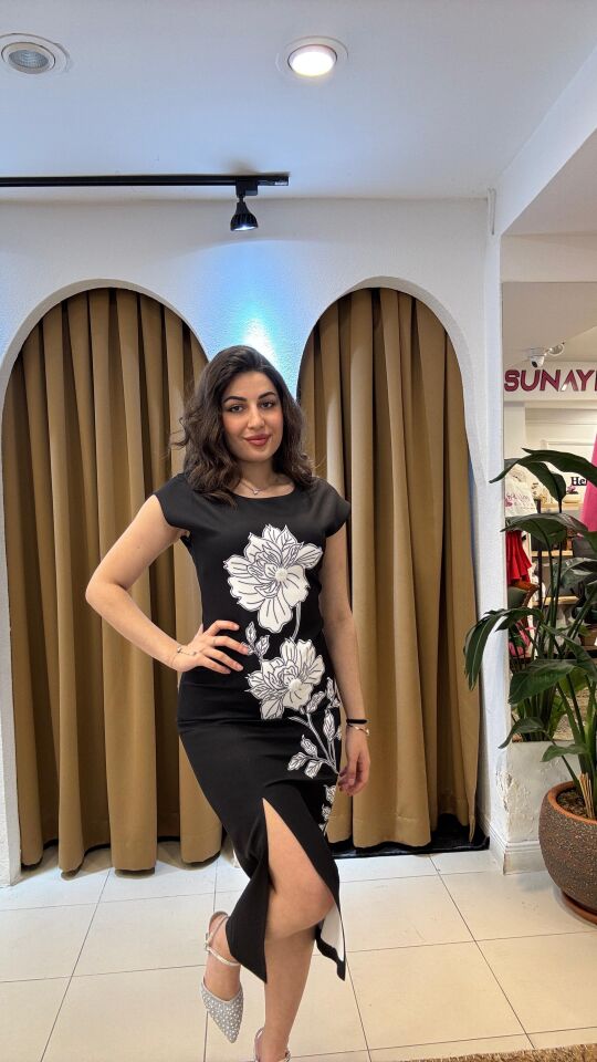 SİYAH ÇİÇEK DESENLİ MADONNA YAKA YIRTMAÇLI ELBİSE SİYAH - 36