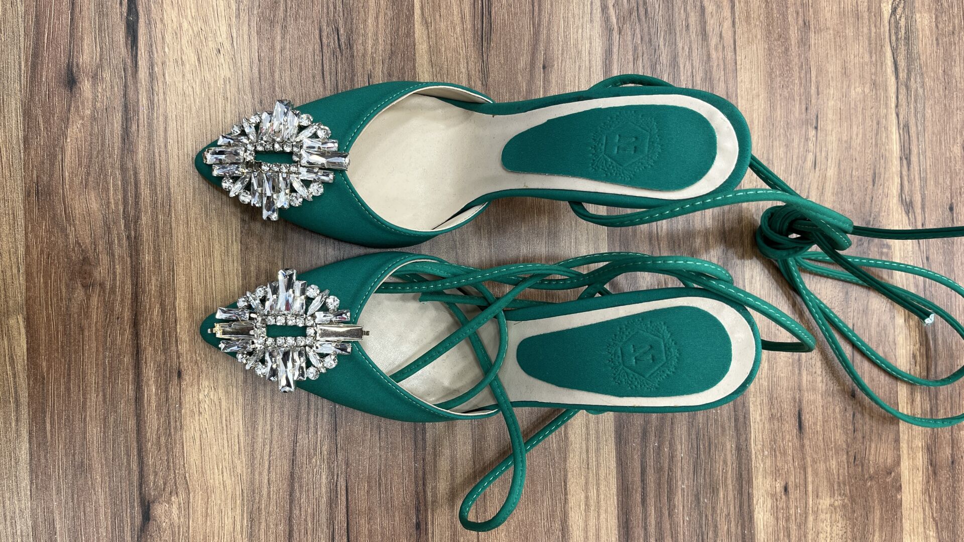 YEŞİL BAĞÇIKLI TOPUKLU AYAKKABI