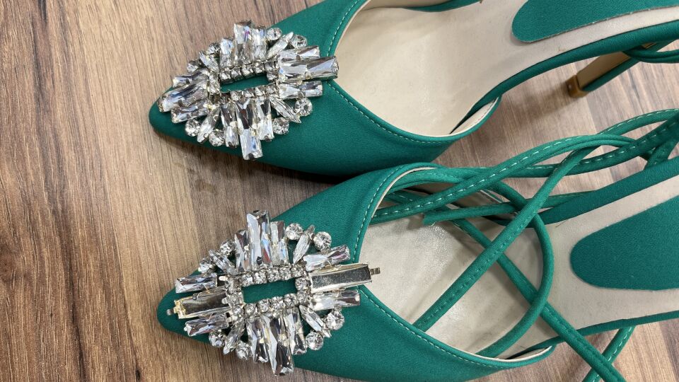 YEŞİL BAĞÇIKLI TOPUKLU AYAKKABI