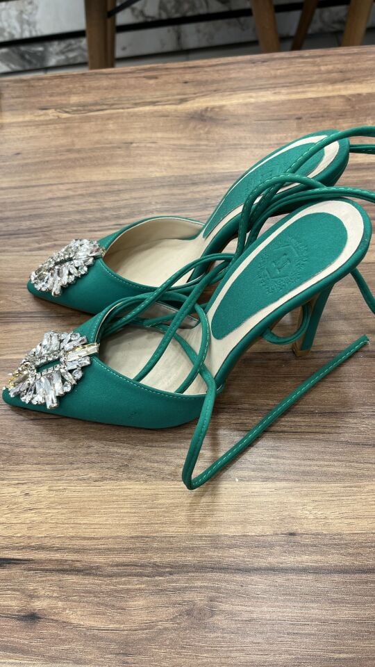 YEŞİL BAĞÇIKLI TOPUKLU AYAKKABI