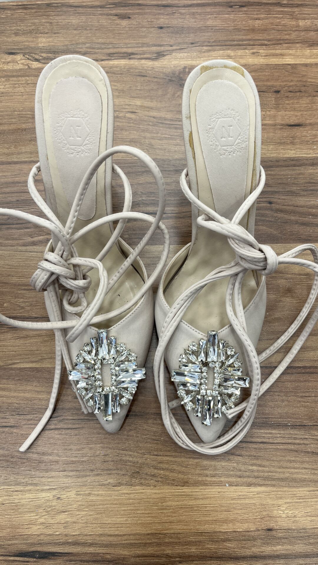 BEJ TAŞLI BAĞÇIKLI AYAKKABI