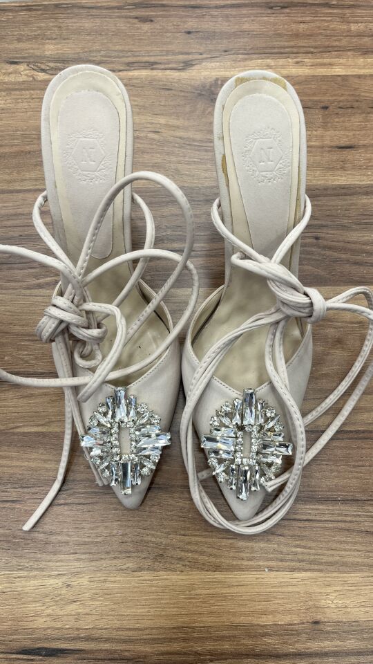 BEJ TAŞLI BAĞÇIKLI AYAKKABI