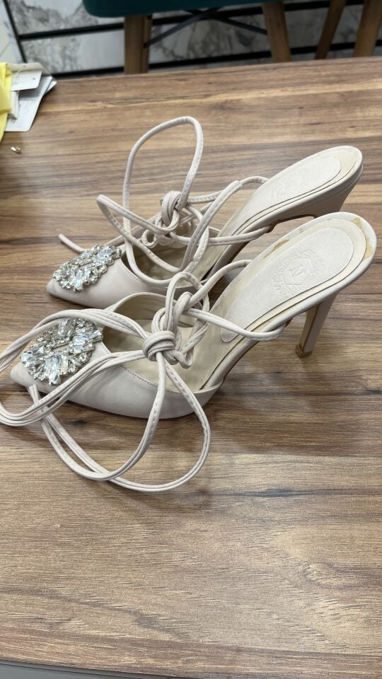 BEJ TAŞLI BAĞÇIKLI AYAKKABI