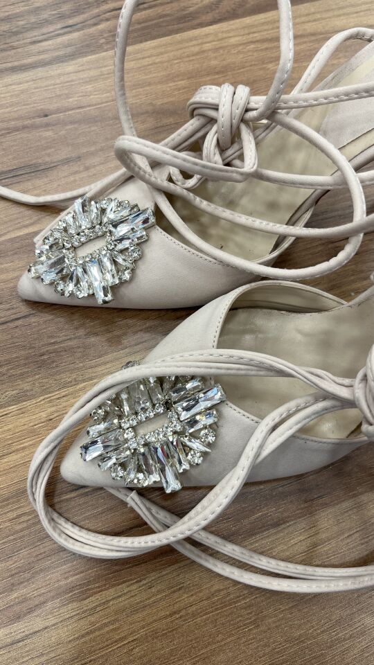 BEJ TAŞLI BAĞÇIKLI AYAKKABI